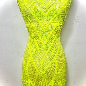 Moon Iridescent Neon Yellow Sequin Fabric tagliato a misura / Geometric 4 Way Stretch Spandex Mesh Fabric / Tessuto ricamato / 56" Wide