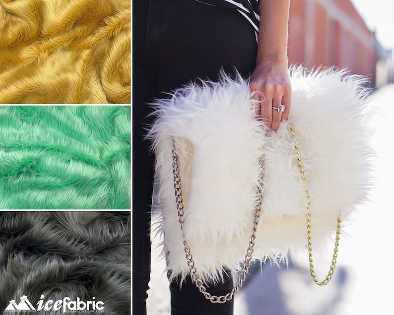 Op de afbeelding: Een witte clutch van imitatiebont met een goudkleurige metalen kettingriem. De afbeelding toont ook drie stofstalen in mosterdgeel, mintgroen en donkergrijs, met de tekst icefabric zichtbaar in de linkerbenedenhoek van de afbeelding.