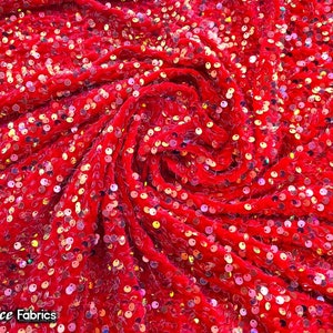 Tecido de lantejoulas de veludo elástico de 2 vias Emma por quintal | Lantejoulas bordadas em veludo spandex | Vermelho Iridescente | 60” de largura