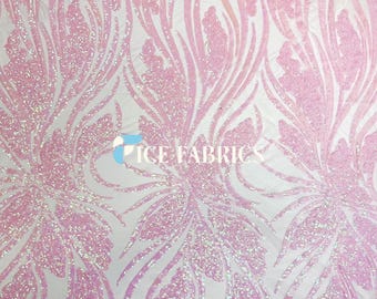 Könnte beinhalten: Pinkfarbener, irisierender Glitzerstoff mit Blumenmuster. Der Stoff hat einen dezenten Glanz und ist perfekt, um jedem Projekt einen Hauch von Glamour zu verleihen.