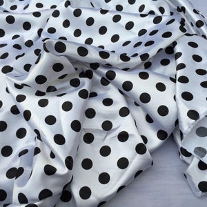 Weiß/schwarz 1/2 Zoll Polka Dot Silky/weiche Charmeuse Satin Stoff. (20 Yards)