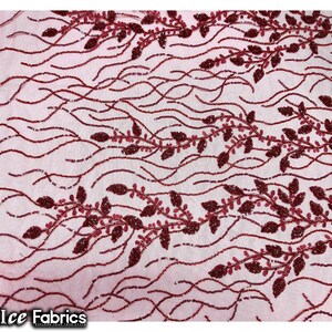 Puede incluir: Tela de encaje de color burdeos con cuentas y un delicado patr&oacute;n floral. La tela presenta peque&ntilde;as cuentas brillantes dispuestas en un dise&ntilde;o de enredadera con hojas.