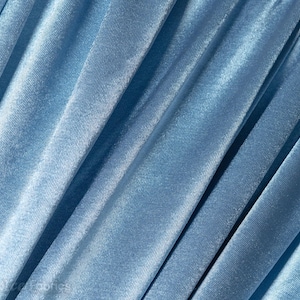 Tissu satiné spandex soyeux bleu ciel extensible dans 4 directions par mètre | Tissu satiné brillant | 60 po. de large | Spandex satiné épais et lourd | Casino de luxe image 3