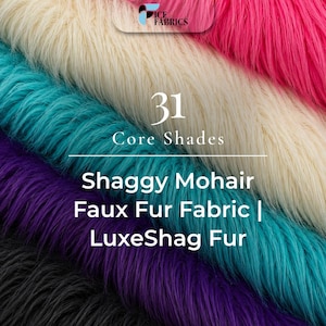 Op de afbeelding: Een collectie van harige imitatiebontstof in lagen van cr&egrave;me, taling, paars, zwart en roze. De tekst luidt: ICE FABRICS, 31 Core Shades, Shaggy Mohair Faux Fur Fabric | LuxeShag Fur. Het materiaal heeft een lange, getextureerde en zachte uitstraling.