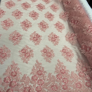 ダスティ ローズ_ ヤード単位の花柄レース生地_ 刺繍入りコード付きメタリックフラワーメッシュレース生地、スパンコール付き_ ドレス、ガウン、テーブルクロス、コスチューム