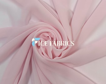 Könnte beinhalten: Ein hellrosa, transparenter und leichter Stoff, der in einem zentralen Spiralmuster drapiert ist. Das Material hat eine feine, halbtransparente Textur mit weichen Falten, die nach außen strahlen. Der Text ICE FABRICS ist weiß aufgedruckt.