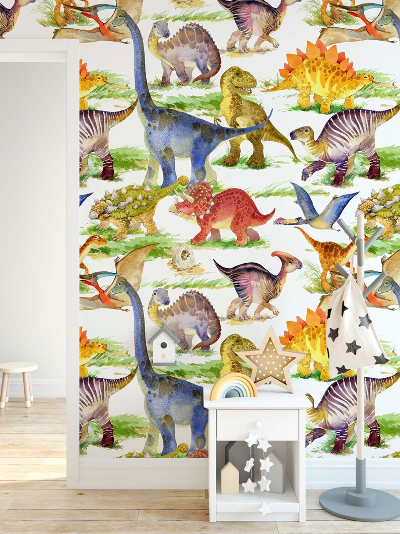 Peut inclure: Un mur blanc avec un papier peint color&eacute; de dinosaures repr&eacute;sentant diff&eacute;rents dinosaures dans diff&eacute;rentes poses et couleurs. Le papier peint est un excellent ajout &agrave; la chambre d'un enfant.
