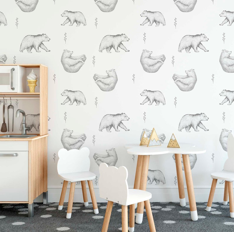 Puede incluir: Una sala de juegos blanca con una mesa blanca y cuatro sillas blancas con patas de madera. La pared est&aacute; cubierta con un papel tapiz blanco con un patr&oacute;n repetitivo de osos grises.