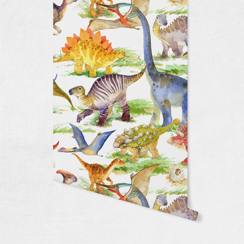 Peut inclure: Un motif color&eacute; de dinosaures sur un fond blanc. Les dinosaures sont dans diff&eacute;rentes poses et comprennent un st&eacute;gosaure, un brachiosaure, un pt&eacute;rodactyle et un tric&eacute;ratops.