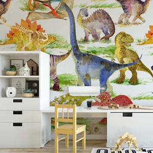 Peut inclure: Un mur blanc avec une fresque aquarelle de diff&eacute;rents dinosaures dans des tons de vert, bleu, jaune et marron. La fresque repr&eacute;sente une vari&eacute;t&eacute; de dinosaures, dont un st&eacute;gosaure, un brachiosaure, un tric&eacute;ratops et un tyrannosaure rex. La fresque est sur fond de verdure et de feuilles.