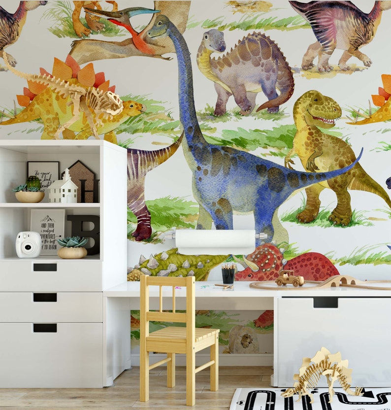 Peut inclure: Un mur blanc avec une fresque aquarelle de diff&eacute;rents dinosaures dans des tons de vert, bleu, jaune et marron. La fresque repr&eacute;sente une vari&eacute;t&eacute; de dinosaures, dont un st&eacute;gosaure, un brachiosaure, un tric&eacute;ratops et un tyrannosaure rex. La fresque est sur fond de verdure et de feuilles.