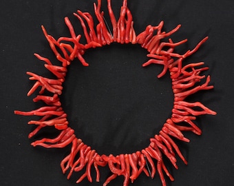 Collana con ramo di corallo rosso del Mediterraneo: pietra preziosa naturale non trattata