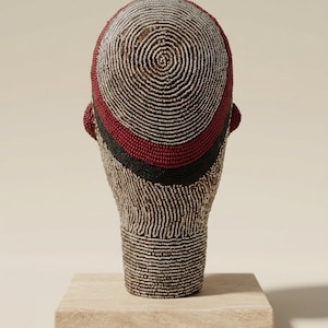Cabeça Bamileke com Contas de Vidro, 22 cm, Masculina | Escultura em Contas de Vidro Prateadas, Carmim e Azul-petróleo | Decoração para Sala de Estar, Presente de Inauguração | Sirri No.3 imagem 3