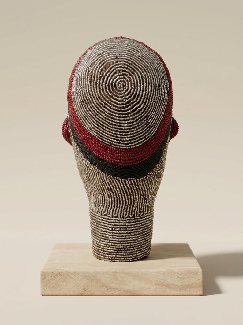 Cabeça Bamileke com Contas de Vidro, 22 cm, Masculina | Escultura em Contas de Vidro Prateadas, Carmim e Azul-petróleo | Decoração para Sala de Estar, Presente de Inauguração | Sirri No.3 imagem 3