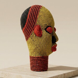 Cabeza Bamileke con cuentas de 22 cm, masculina / Escultura de cuentas de vidrio color oliva y rojo coral / Decoración para sala de estar, regalo de inauguración de casa / Sefo No. 6 imagen 2