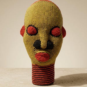 Cabeza Bamileke con cuentas de 22 cm, masculina / Escultura de cuentas de vidrio color oliva y rojo coral / Decoración para sala de estar, regalo de inauguración de casa / Sefo No. 6 imagen 1