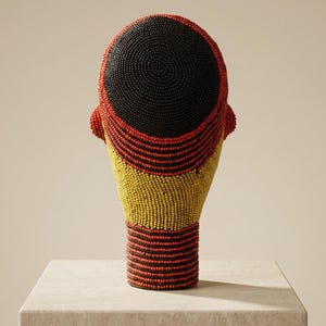 Cabeza Bamileke con cuentas de 22 cm, masculina / Escultura de cuentas de vidrio color oliva y rojo coral / Decoración para sala de estar, regalo de inauguración de casa / Sefo No. 6 imagen 3