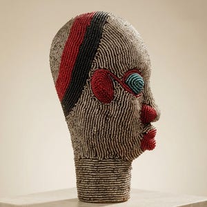 Cabeça Bamileke com Contas de Vidro, 22 cm, Masculina | Escultura em Contas de Vidro Prateadas, Carmim e Azul-petróleo | Decoração para Sala de Estar, Presente de Inauguração | Sirri No.3 imagem 2