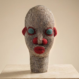 Cabeça Bamileke com Contas de Vidro, 22 cm, Masculina | Escultura em Contas de Vidro Prateadas, Carmim e Azul-petróleo | Decoração para Sala de Estar, Presente de Inauguração | Sirri No.3 imagem 1