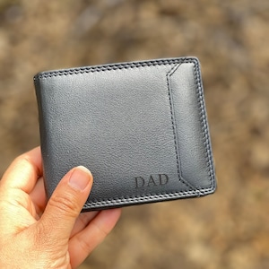 Portefeuille gravé en cuir noir personnalisé comme cadeau d'anniversaire pour lui, cadeau de fête des pères de la part d'une fille ou d'un fils, cadeau de Saint-Valentin