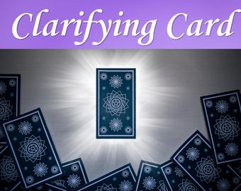 Può includere: Uno sfondo viola con le parole "Clarifying Card" in bianco. L'immagine presenta un mazzo di tarocchi con una carta centrale illuminata da una luce intensa. Le carte sono blu scuro con disegni bianchi di stelle e fiori. Il testo in basso include un handle di social media e titoli professionali.