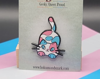 Épingle transgenre Purride Chibi Calico Cat Émail Pin dans les couleurs du drapeau Trans Pride | Bijoux LGBTQ+ Subtil Trans Pride