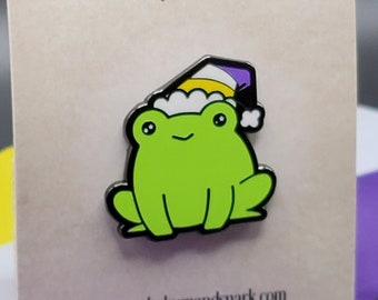 Épingle grenouille non binaire | Épinglette en émail Chibi LGBTQ Fierté grenouille en bonnet ou bonnet de père Noël avec drapeau de la fierté non binaire | Noël gay