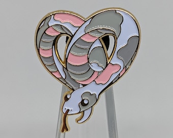 Subtiele Demigirl Pride Noodle Hartvormige Snake Emaille Pin | Demigirl Pride LGBTQ + Vlag Kleuren | Subtiele Pride Sieraden