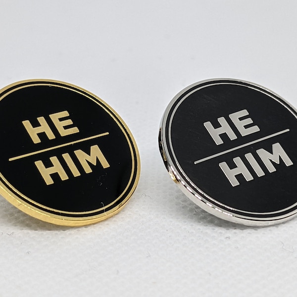He Him Pronomen Pin Silber oder Gold 1-Zoll-Runde Hard Emaille | Masc Male Pronomen Badge | Klassisch Leicht zu lesen