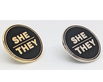 She They Pronom Pin Argent ou Or Émail dur rond de 1 pouce | Femme Non binaire Multi-genre Fluide de genre Genderqueer