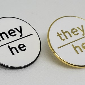 Pin z zaimkiem „oni/on”: minimalistyczna biała emaliowana przypinka