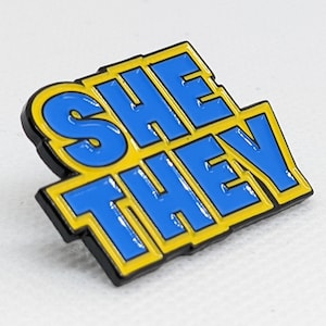 Ona Oni Zaimek Pin | Femme Niebinarny Wielopłciowy Płeć Płynny Szkliwo Zaimek Przycisk