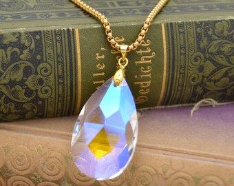 Halskette mit großem Anhänger. "Magical Suncatcher"  gold / blau / violett changierender geschliffener Glasanhänger