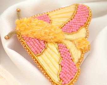 Handgestickte Perlenbrosche  "Rosy Maple Moth"  Brosche mit süßer Motte / Falter in Gelb und Rosa aus Glasperlen