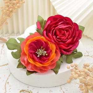 Tropisch Blumenhaarclip "Tropical Nights" Handgefertigte Blüten Pink und Koralle mit Exotischen Blättern Boho Hochzeit Hawaii Sommerparty