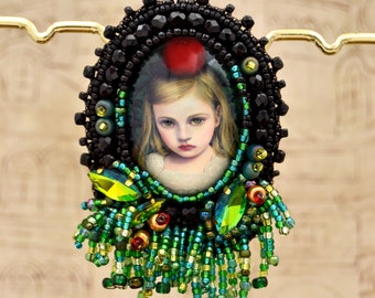 Perlen Brosche "Apple Carol" Perlenbestickte Brosche mit Fransen Djungel Magic Carol Collection
