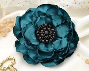 Haarclip "Petrol" mit großer Blüte aus Satin |  Haarblume aus Toff handgefertgt | Eleganter Blumenhaarschmuck in dunklem Blaugrün