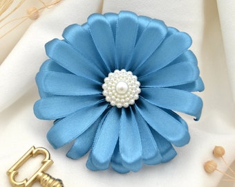 Haarclip mit Gerbera aus blauem Satin | Blütenhaarclip  "Peacful Day" in zartem Staubblau | Haarklammer für Hochsteckfrisur mit Blume