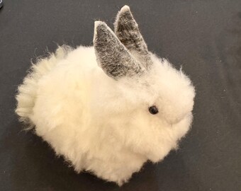Hase weiss mit grauen Ohren, Kuscheltier, handgemacht, Lama Plüschtier, Baby Alpakafell