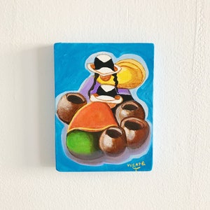 Puede incluir: Una pintura de una mujer con un sombrero que lleva una cesta de cerámica marrón a la espalda. La mujer está pintada en un estilo de dibujos animados con un fondo azul brillante. La pintura está firmada "VickyQ".