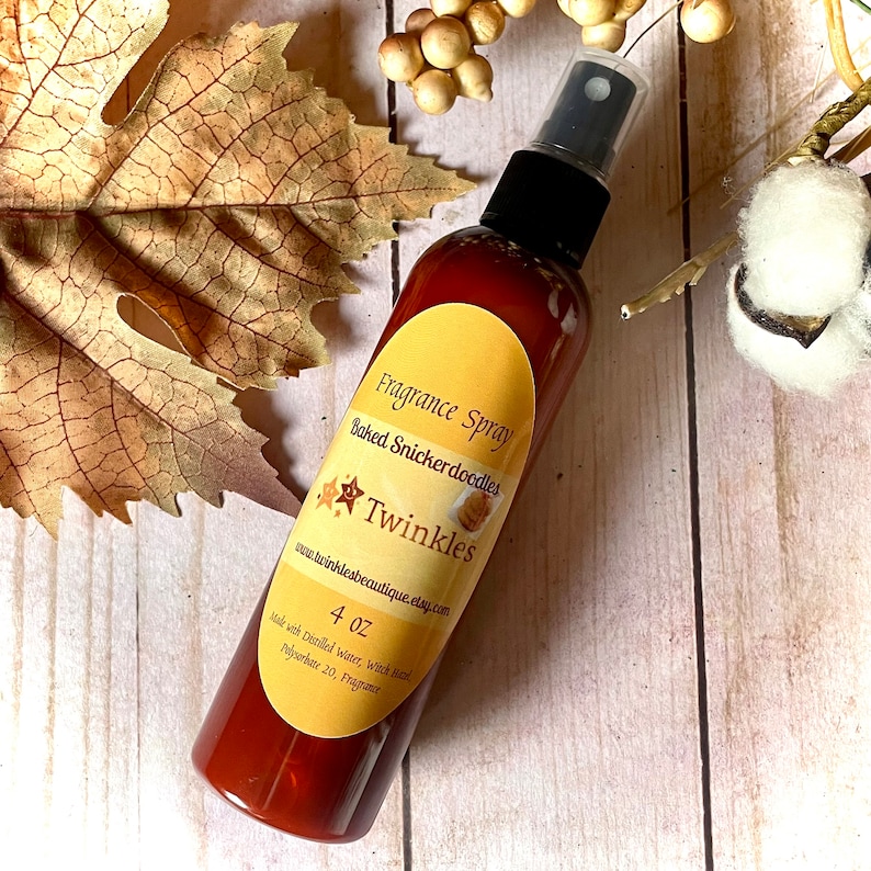 K&ouml;nnte beinhalten: Eine braune Glasflasche mit Spr&uuml;hkopf, beschriftet mit "Fragrance Spray Baked Snickerdoodles Twinkles" und der Website-Adresse "www.twinklesbeautique.etsy.com". Das Etikett gibt auch "4 oz" an und listet die Inhaltsstoffe als "Destilliertes Wasser, Hamamelis, Polysorbat 20, Duftstoff" auf.