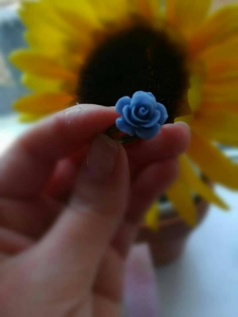 A beautiful denim-blue coloured flower statement ring.