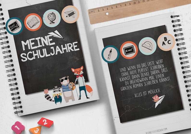 Op de afbeelding: Een zwart schoolbord met de tekst "Meine Schuljahre" (Mijn schooljaren) en verschillende kleurrijke pictogrammen, waaronder een wereldbol, een potlood, een boek en een kompas. Het schoolbord is omgeven door een witte rand en een spiraalbinding.