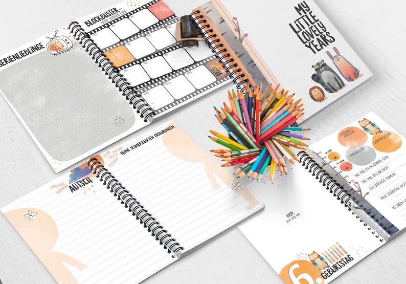 Puede incluir: Un conjunto de cuatro cuadernos de espiral coloridos con diferentes temas. Las portadas presentan ilustraciones de un televisor, una nube, un mapache y un b&uacute;ho. Los cuadernos son perfectos para llevar un registro de recuerdos, ideas y pensamientos.