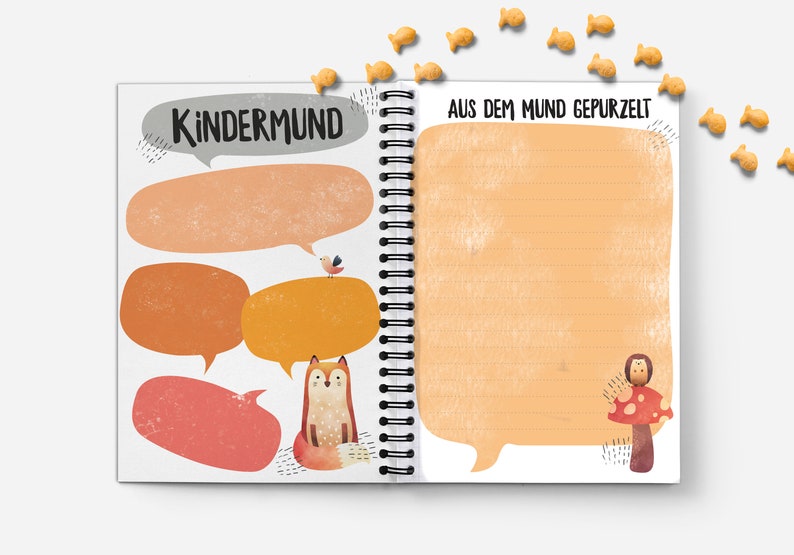 Puede incluir: Un cuaderno de espiral con una cubierta naranja claro y el texto "Kindermund Aus Dem Mund Gepurzel" en negro. La p&aacute;gina izquierda tiene una ilustraci&oacute;n de zorro con burbujas de di&aacute;logo y la p&aacute;gina derecha tiene una ilustraci&oacute;n de hongo con burbujas de di&aacute;logo.