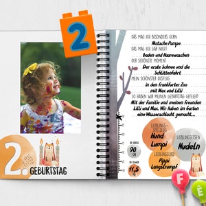 Puede incluir: Una tarjeta de cumplea&ntilde;os colorida con una foto de un ni&ntilde;o cubierto de pintura. La tarjeta presenta una ilustraci&oacute;n de un zorro, el n&uacute;mero 2 y el texto "2. Geburtstag".