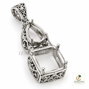 Puede incluir: Un colgante de metal plateado con un intrincado diseño de filigrana. La pieza incluye un engaste en forma de pera sobre un engaste cuadrado, ambos vacíos y listos para piedras preciosas. El texto IZNA GEMS es visible en la imagen.