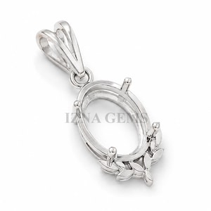 Puede incluir: Un colgante de metal plateado con un soporte ovalado para una piedra preciosa, asegurado por cuatro garras. La base del engaste está decorada con un grupo de pequeños detalles metálicos en forma de hoja. El texto IZNA GEMS es visible.