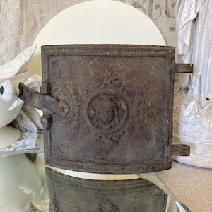 FRANCE Antique small oven door with relief approx. 30 x 18 cm porcelain knob cast iron cast metal patina rust decoration garden vintage shabby curved