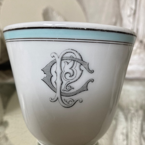 FRANKREICH Antike dicke Porzellan Tasse CP Monogramm weiß hellblau Brulot Brocante rar selten french Shabby Vintage Fajence Keramik